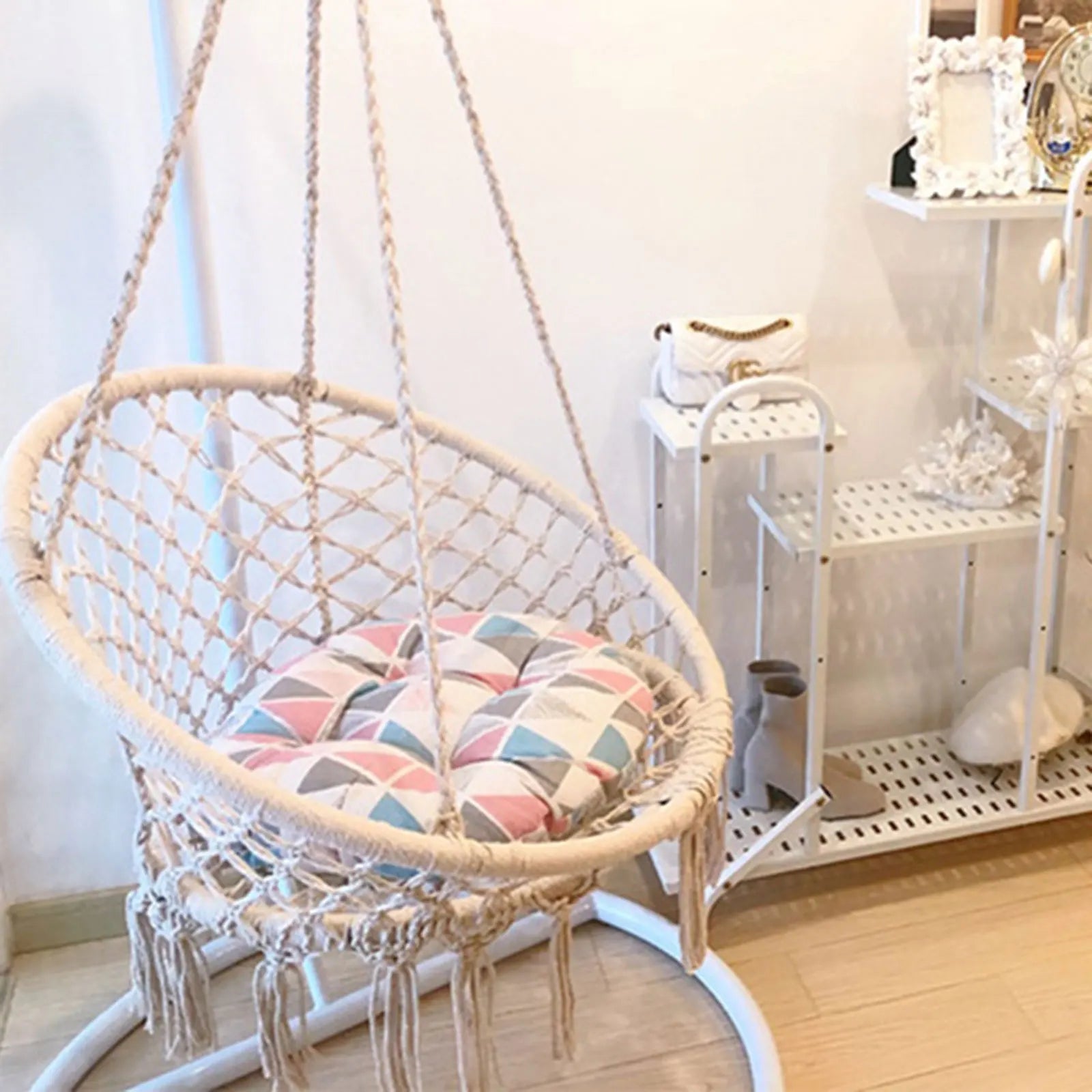 Portable woven swinging chair 